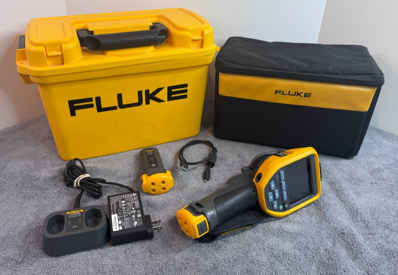 Pre-Owned Fluke TiS75 9Hz Thermal Camera Kit w/ Charger, 2 Batteries & Case