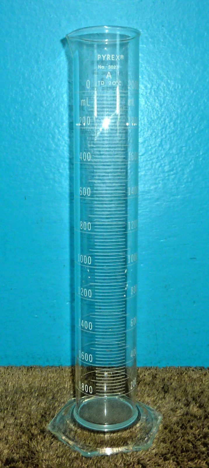 Pyrex No. 3023 2000mL Glass Graduated Cylinder Very Good Condition