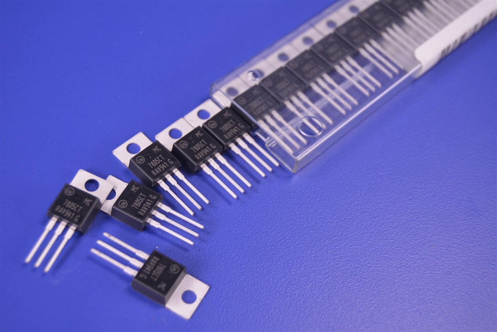 50 On Semiconductor LM7805 Linear Voltage Regulators 5V 2.2A High-End Device