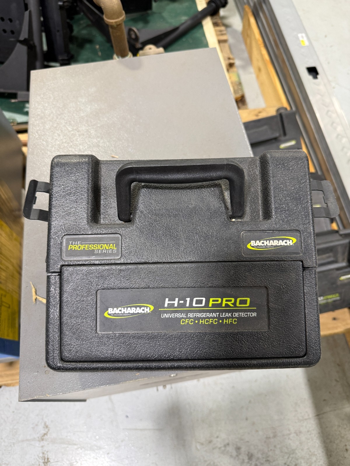Bacharach H-10 Pro Refrigerant Leak Detector with Charger (N.American plug only)