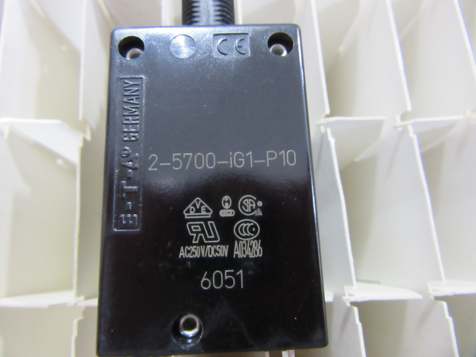 E-T-A 2-5700-IG1-P10 13A Push in Circuit Breaker 13 Amp 250VAC / 50VDC NEW!!!