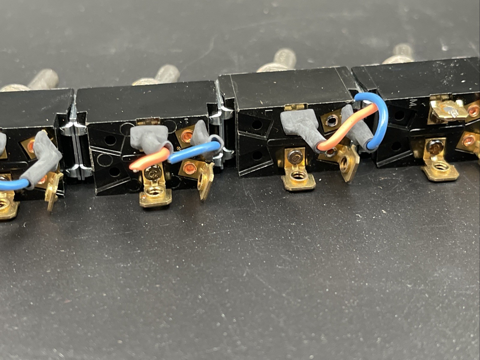 Carling Toggle Switch 10A, 250V AC 15A 125V AC 3/4 HP 125-250V AC Lot 4