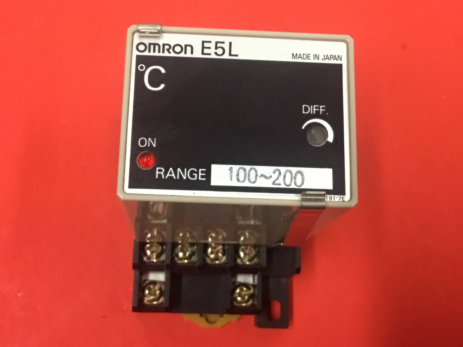 OMRON – P/N: E5L-B – Range 100~200 – Temperature Controller