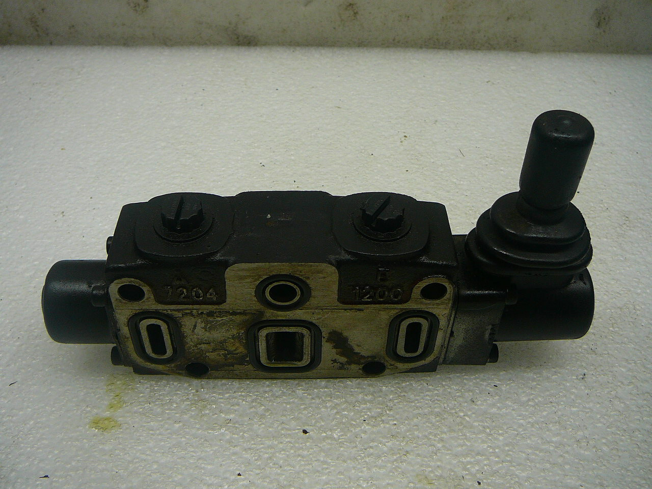 PARKER SINGLE SPOOL HYDRAULIC CONTROL VALVE B 1200 A 7204 B CN A HYZ2