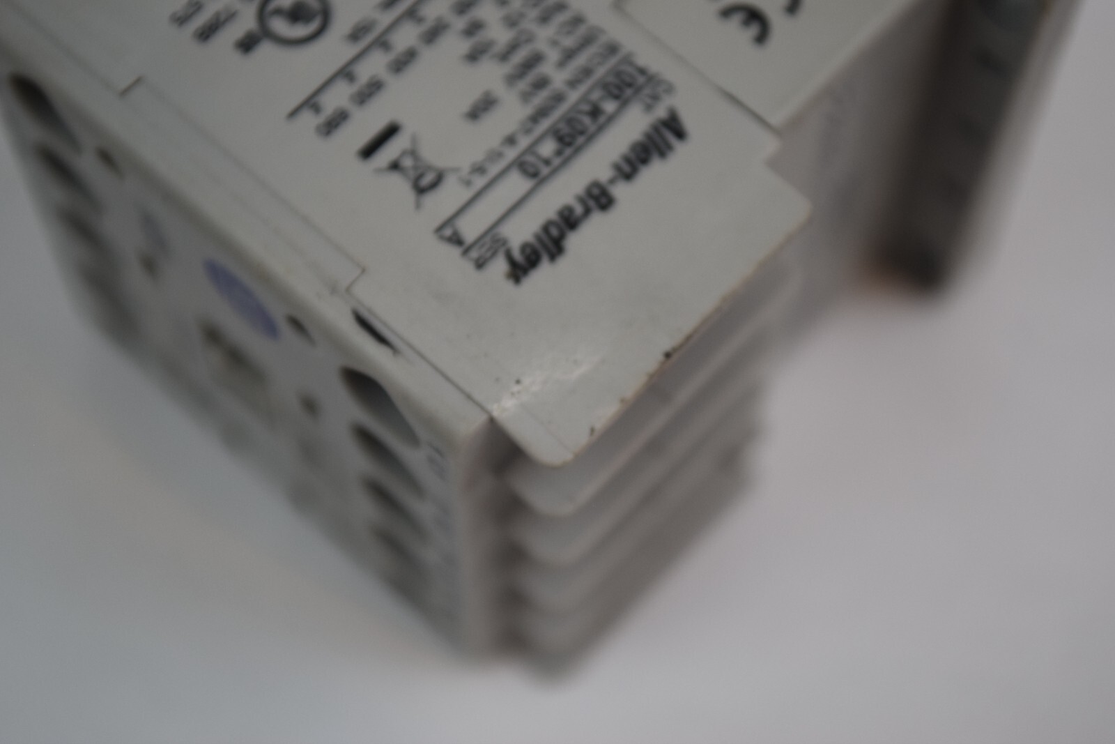 Allen Bradley Contactor 100-K09*10 24VDC Coil – Slight cracked wings