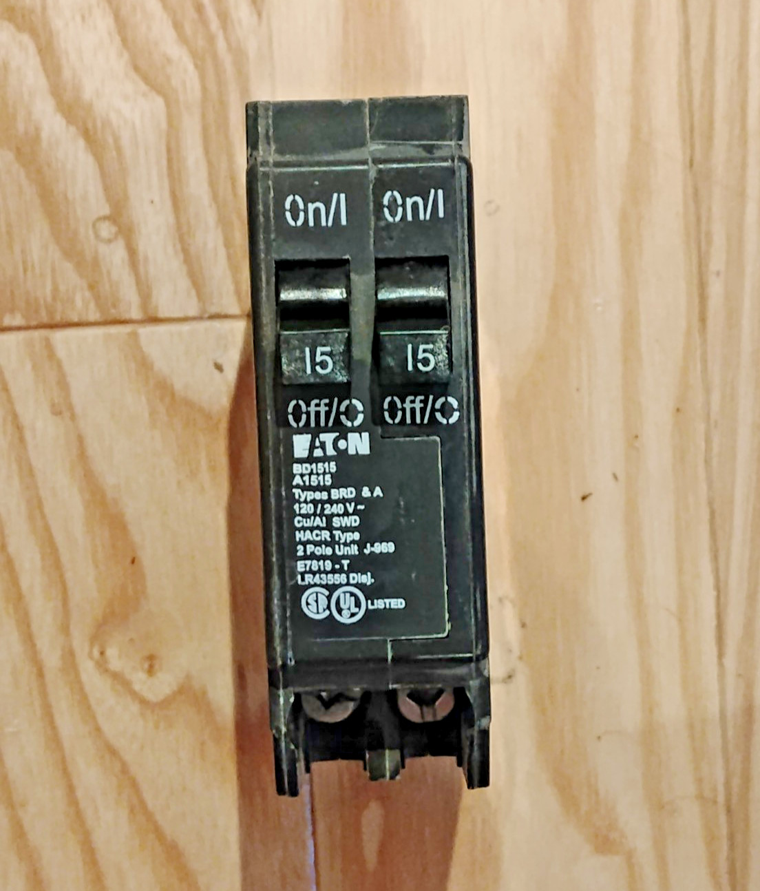 NEW EATON CUTLER-HAMMER BD1515 15 AMP 2 POLE 120/240 VOLT TANDEM CIRCUIT BREAKER