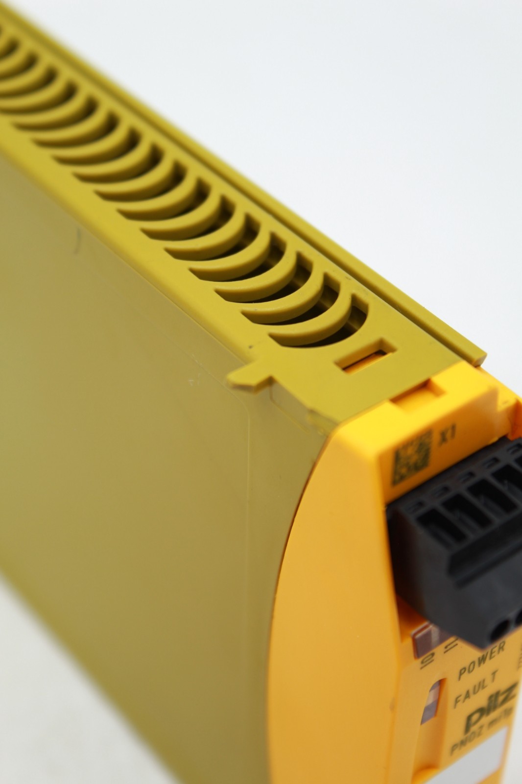 Pilz PNOZ mi1p Expansion Module (Broken Mounting Clip)