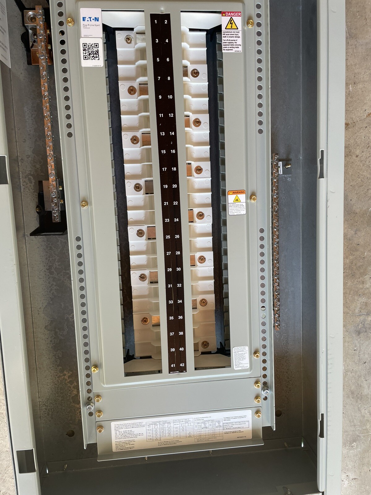 1- 225AMP 480V 42CKT MAIN LUG 3PHASE 4 WIRE COMPLETE PANEL NEMA 1 SURFACE 42″