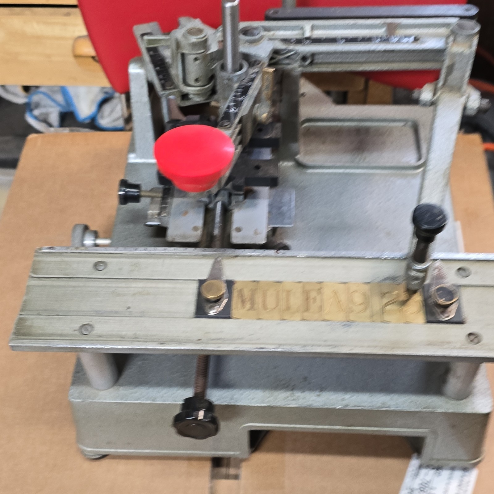 New Hermes engraving machine .Several font sets. works perfectly.