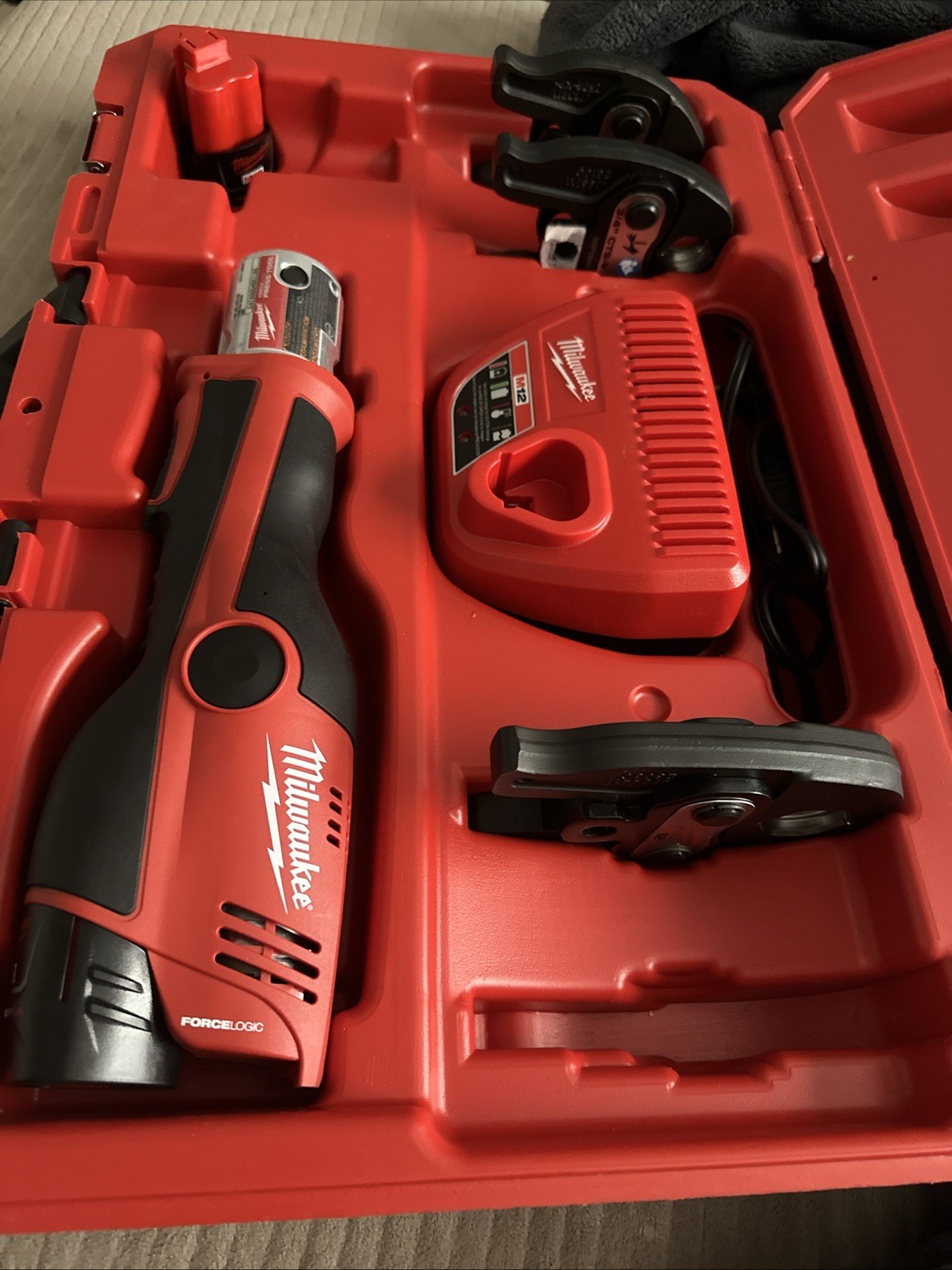 Milwaukee M12 FORCE LOGIC Press Tool Kit W/ 3 Jaws 1/2″ – 1″