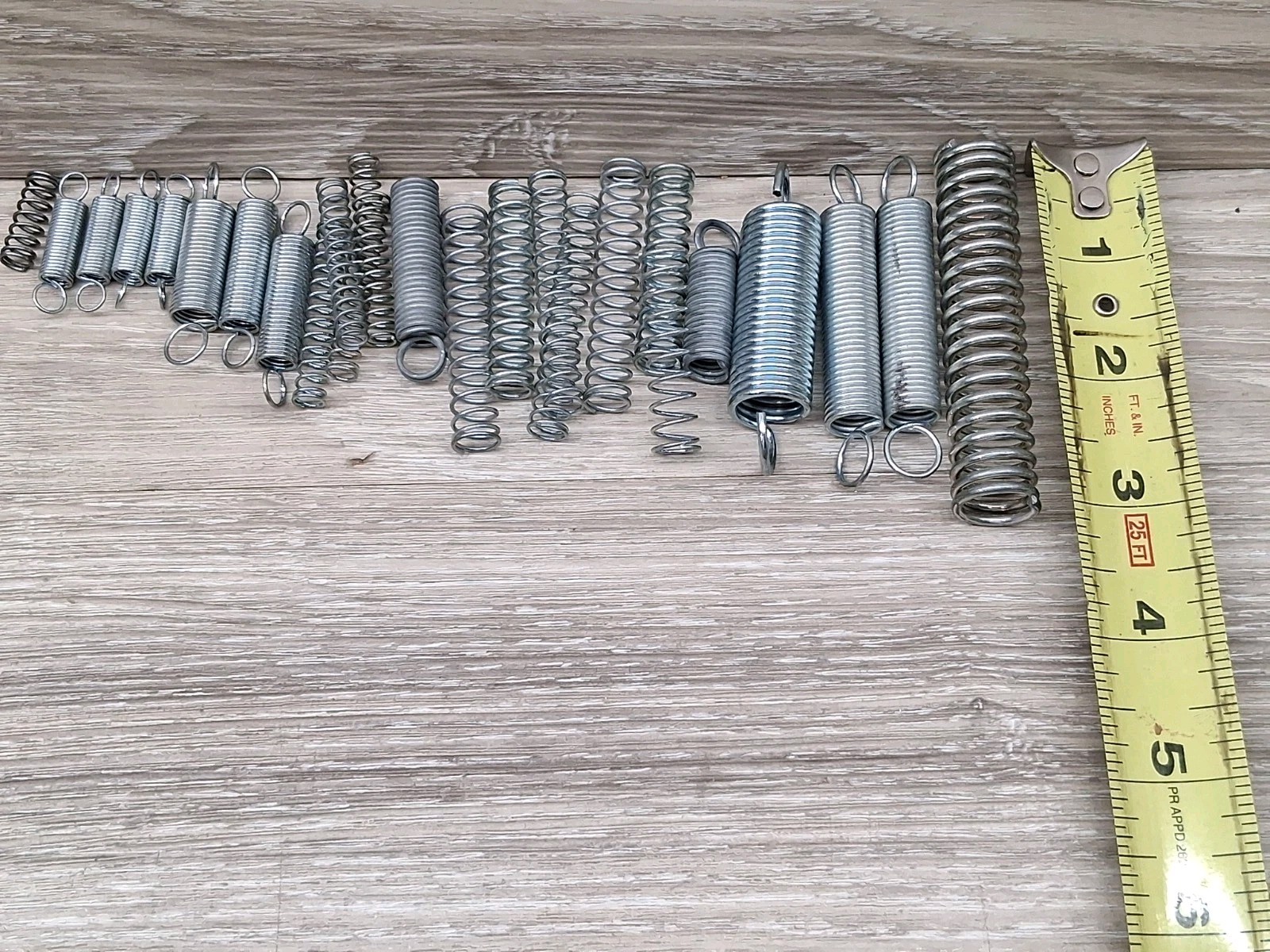 Assorted Springs 80 Pieces As Shown Various Sizes And Thickness ( Read Descripti