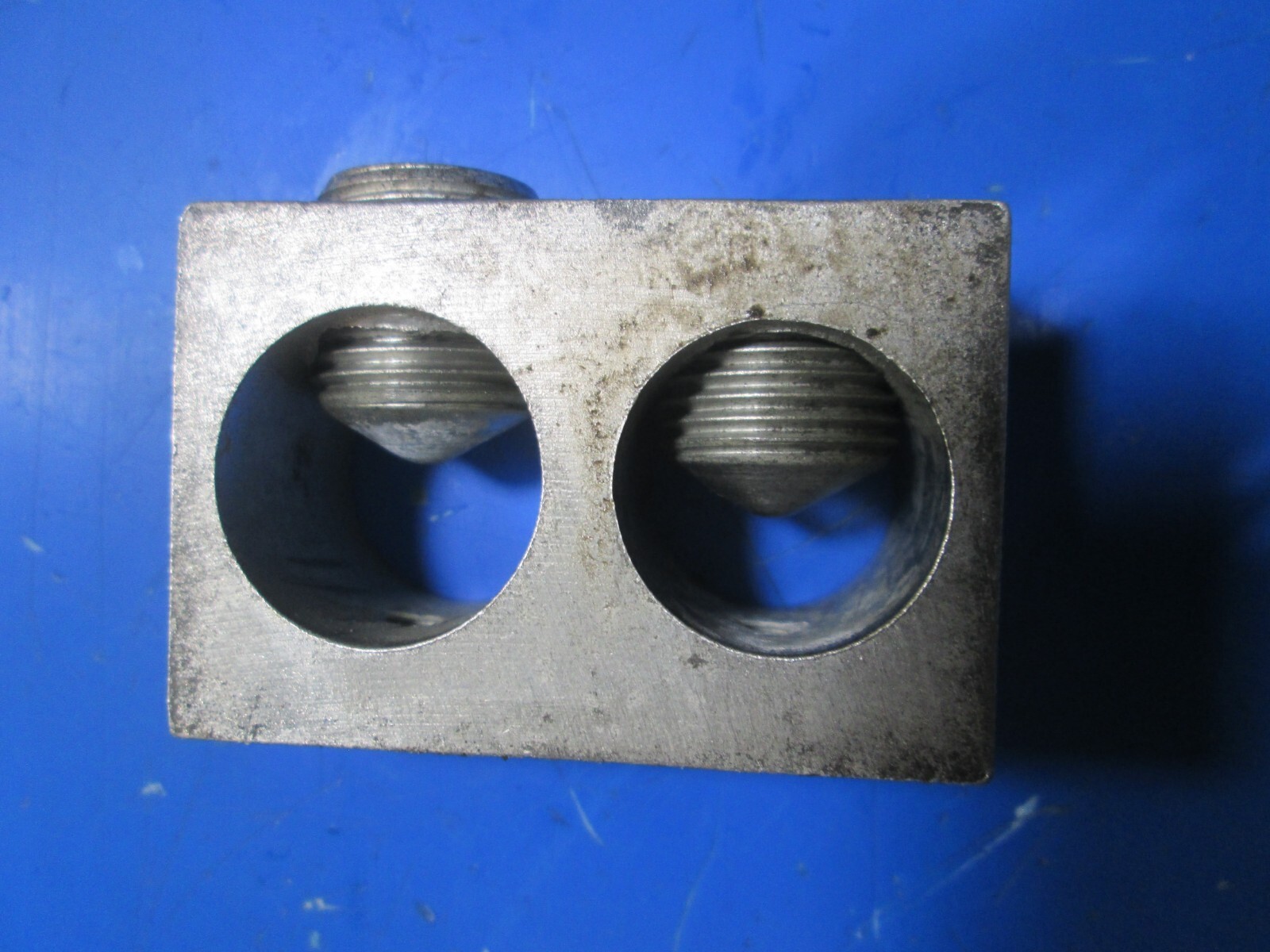 Ilsco D8449 Dual Parallel 600 MCM Copper or Aluminum bolt on Lug