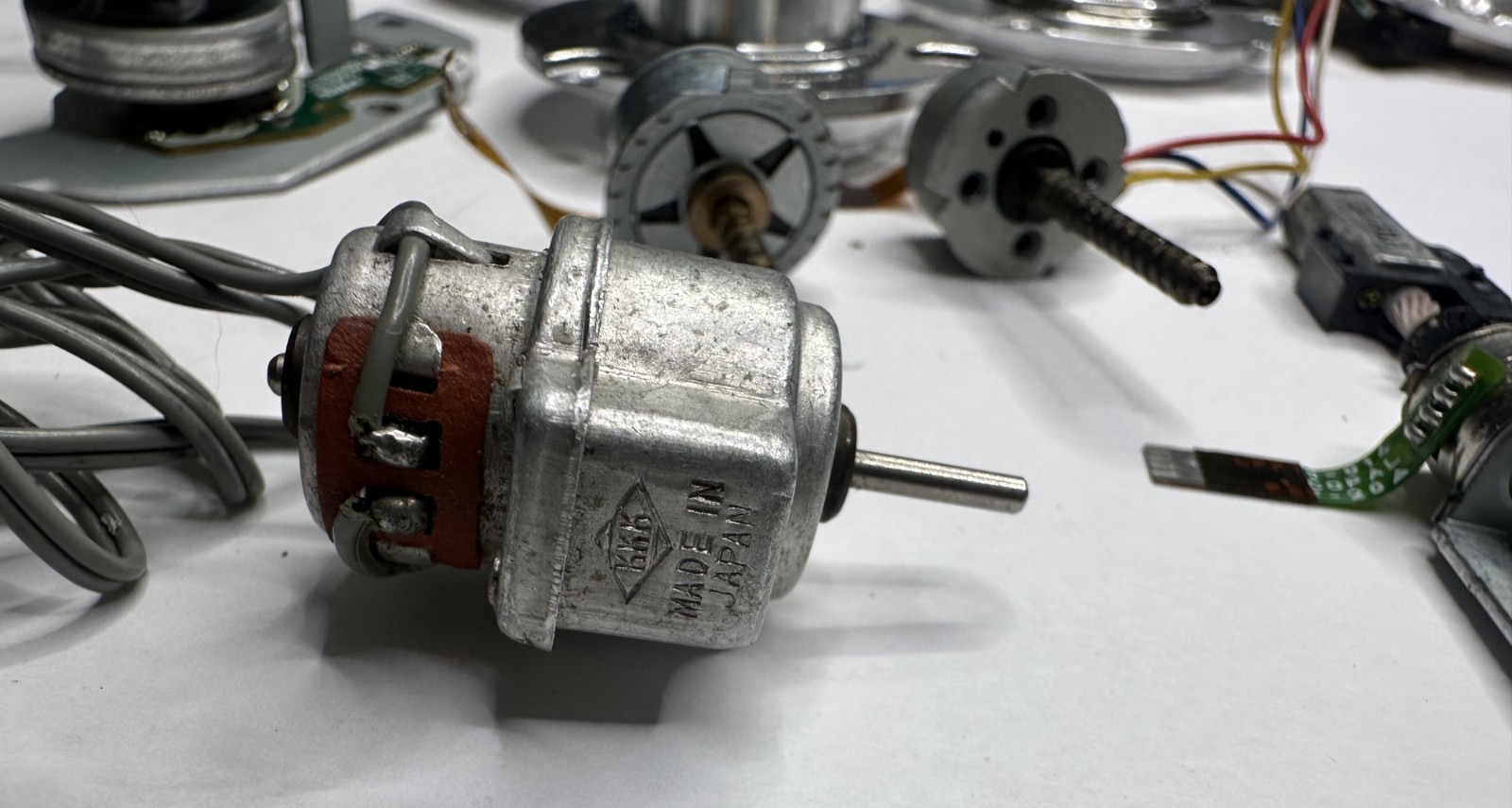 LOT OF 28 VINTAGE ELECTRIC MOTORS, VARIOUS SIZES – HOBBY ROBOTIC PROJECT PCS