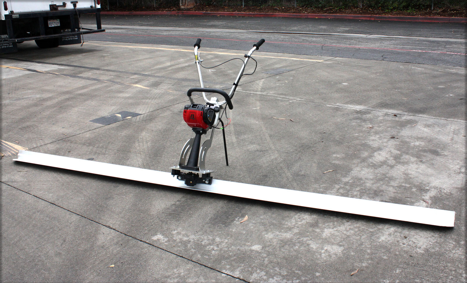 4 Stroke Concrete Surface Leveling Vibratory Screed & 7.5′ Aluminum Tamper Blade
