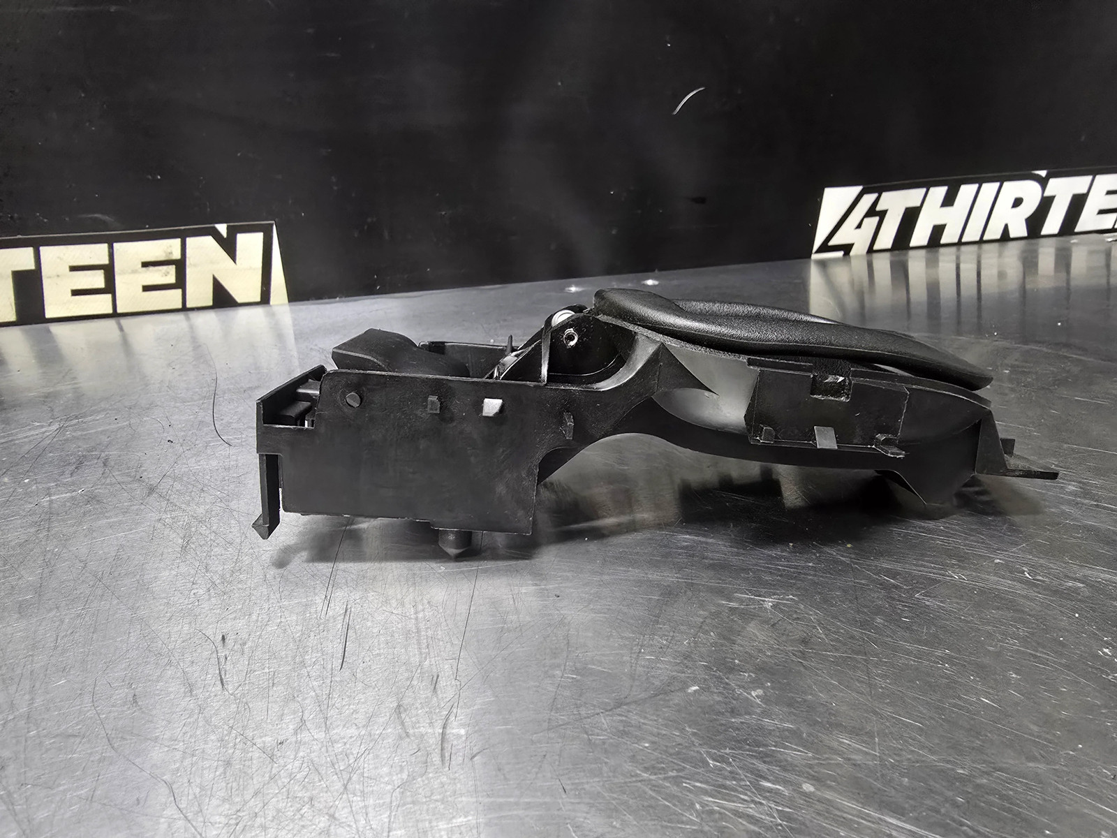 97-04 CORVETTE C5 LEFT HAND DRIVERS SIDE INTERIOR DOOR HANDLE 10406533 #N2