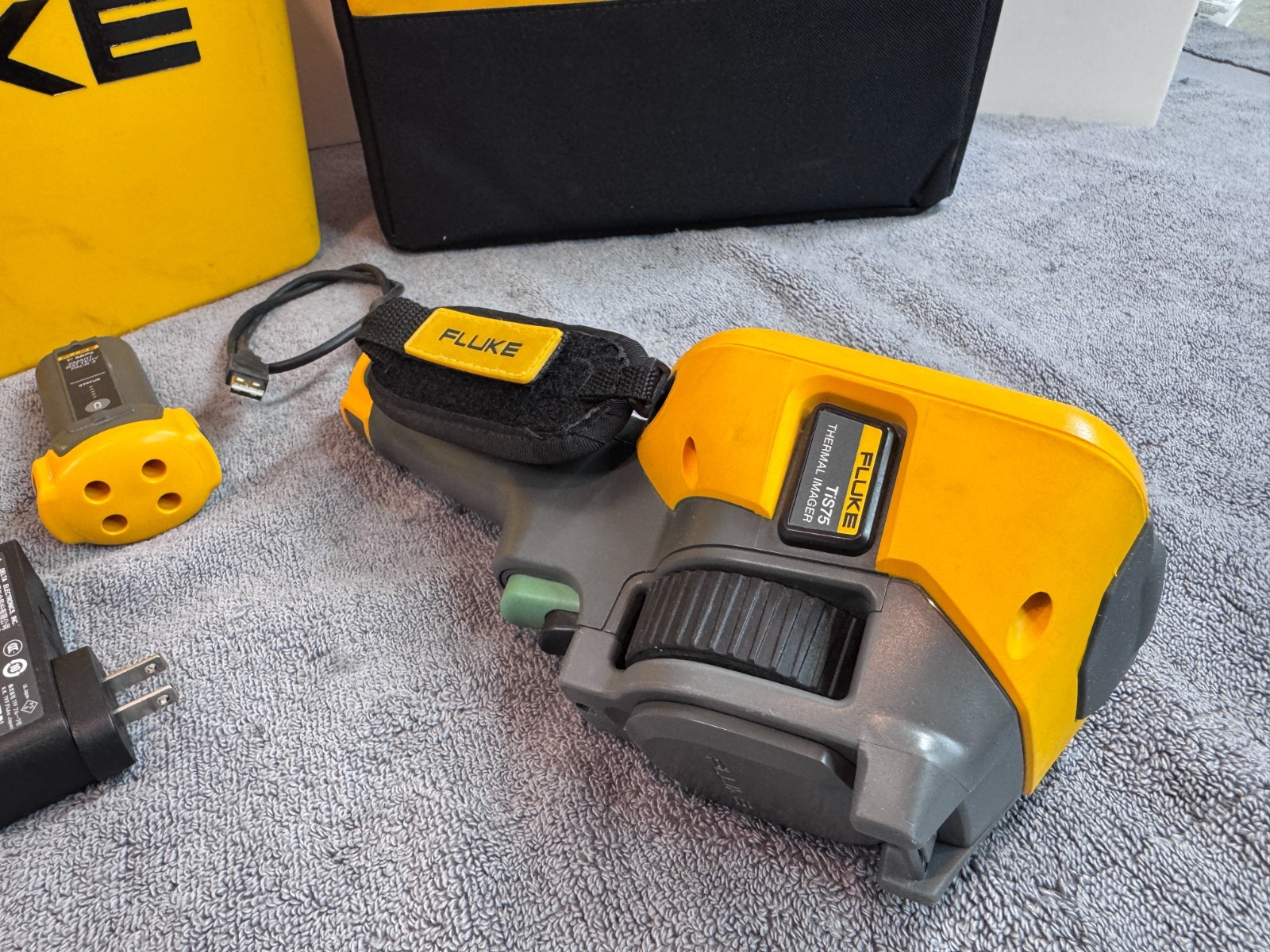 Pre-Owned Fluke TiS75 9Hz Thermal Camera Kit w/ Charger, 2 Batteries & Case