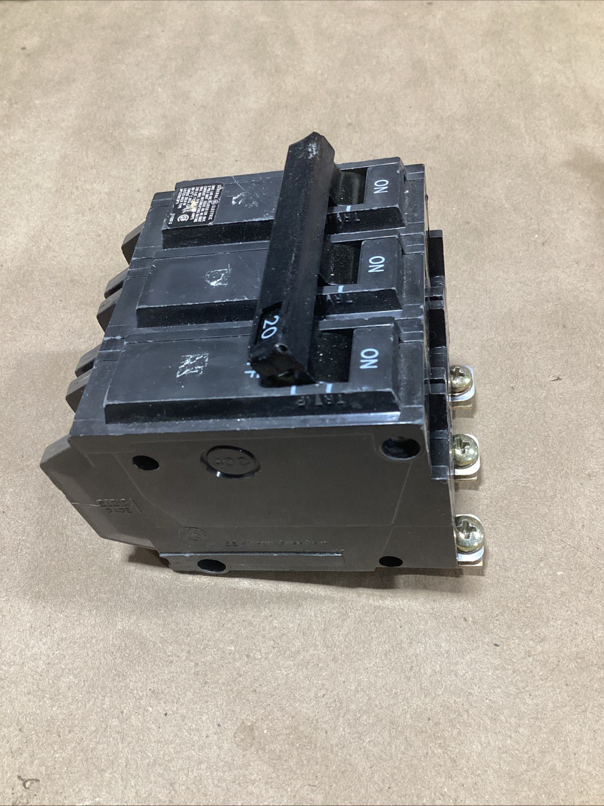 GE THHQB CIRCUIT BREAKER THHQB32020 3 POLE UNIT 22KA 120/240 VOLTS 20 AMP 20A