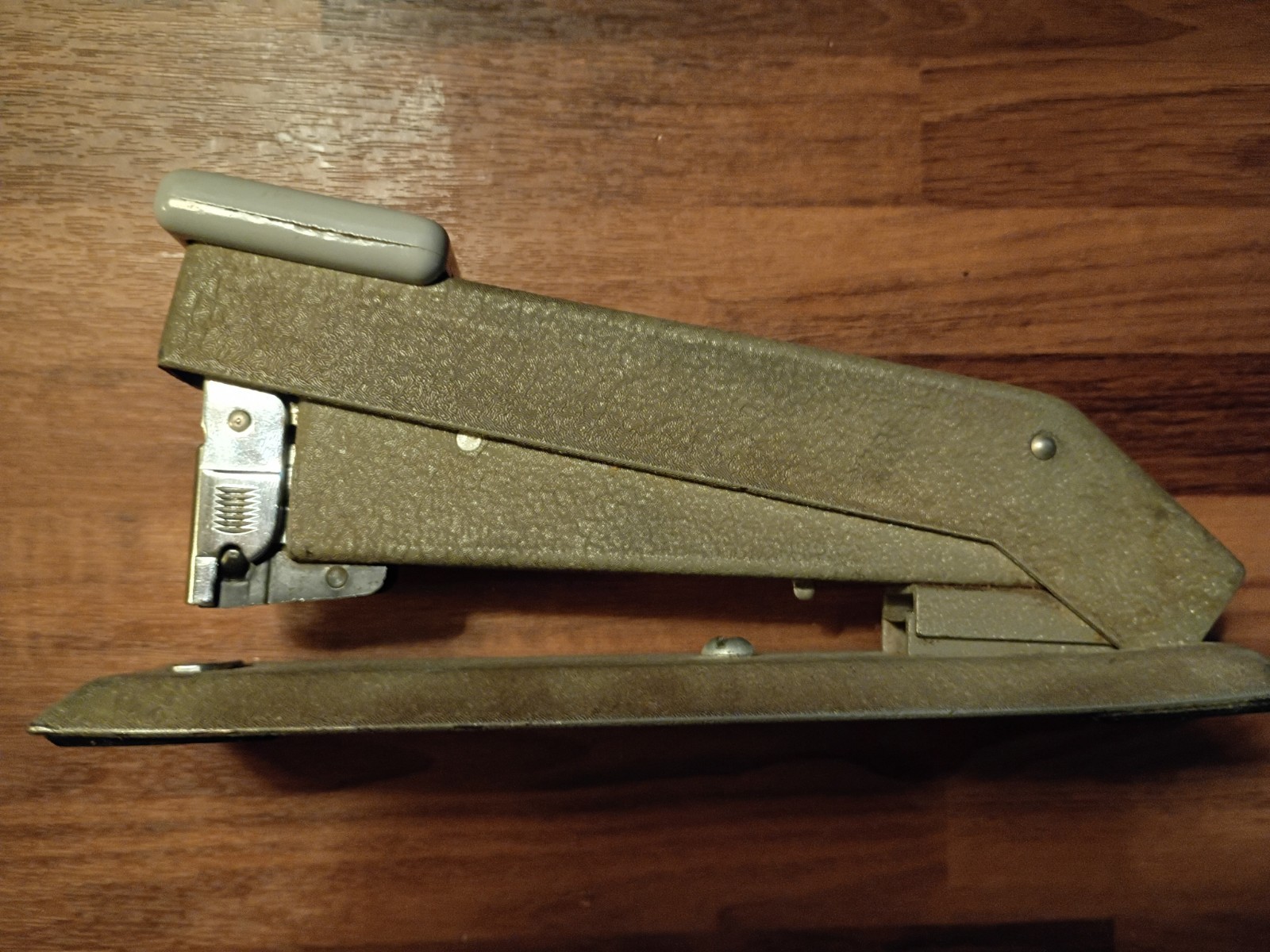 VTG BositichModel B5B Green Metal Heavy Duty Textured Desk Stapler Made In USA