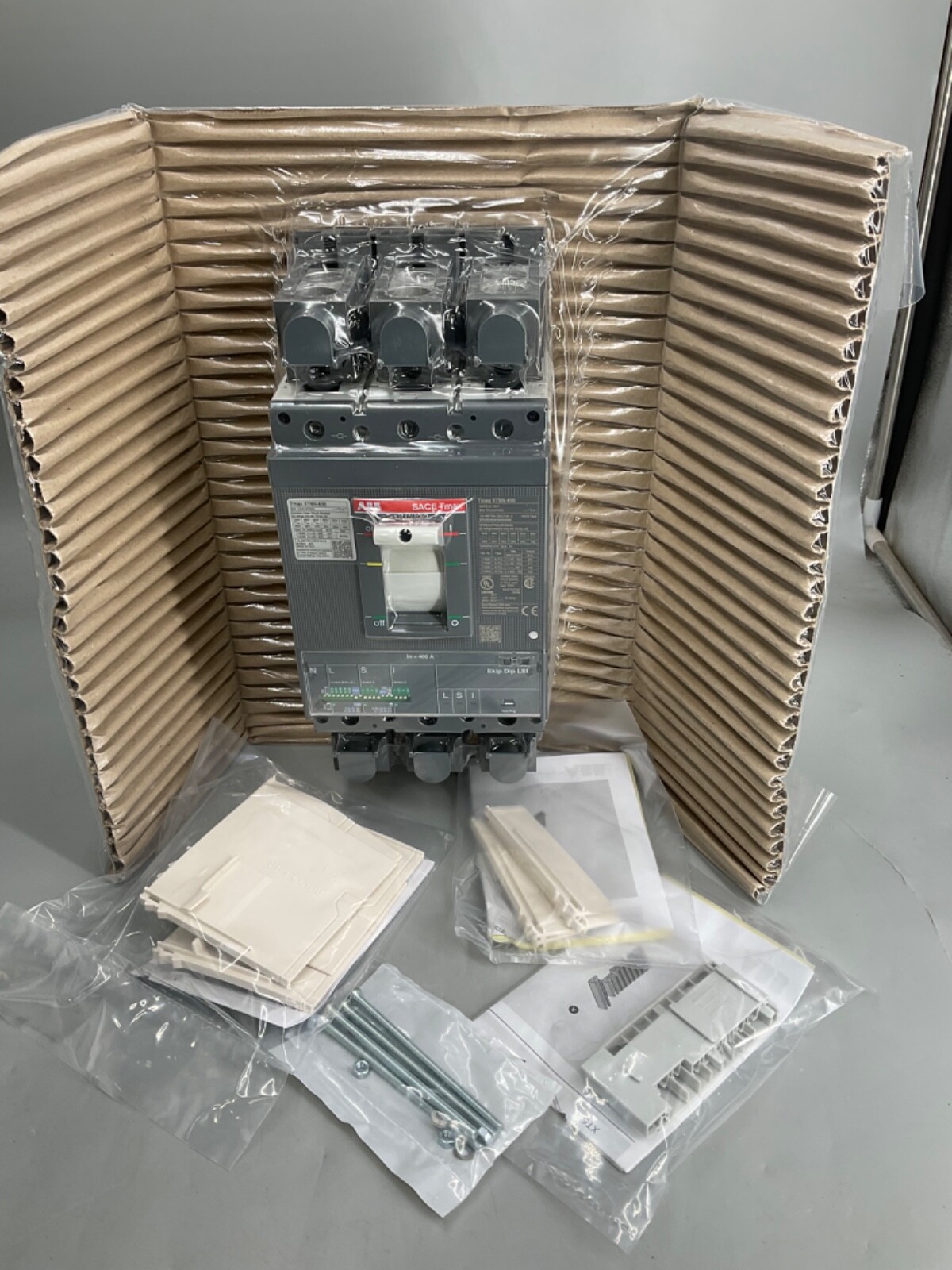 NEW ABB XT5NQ340AFNN000XXX 400 A xt5n 340 Circuit Breaker NEW IN BOX