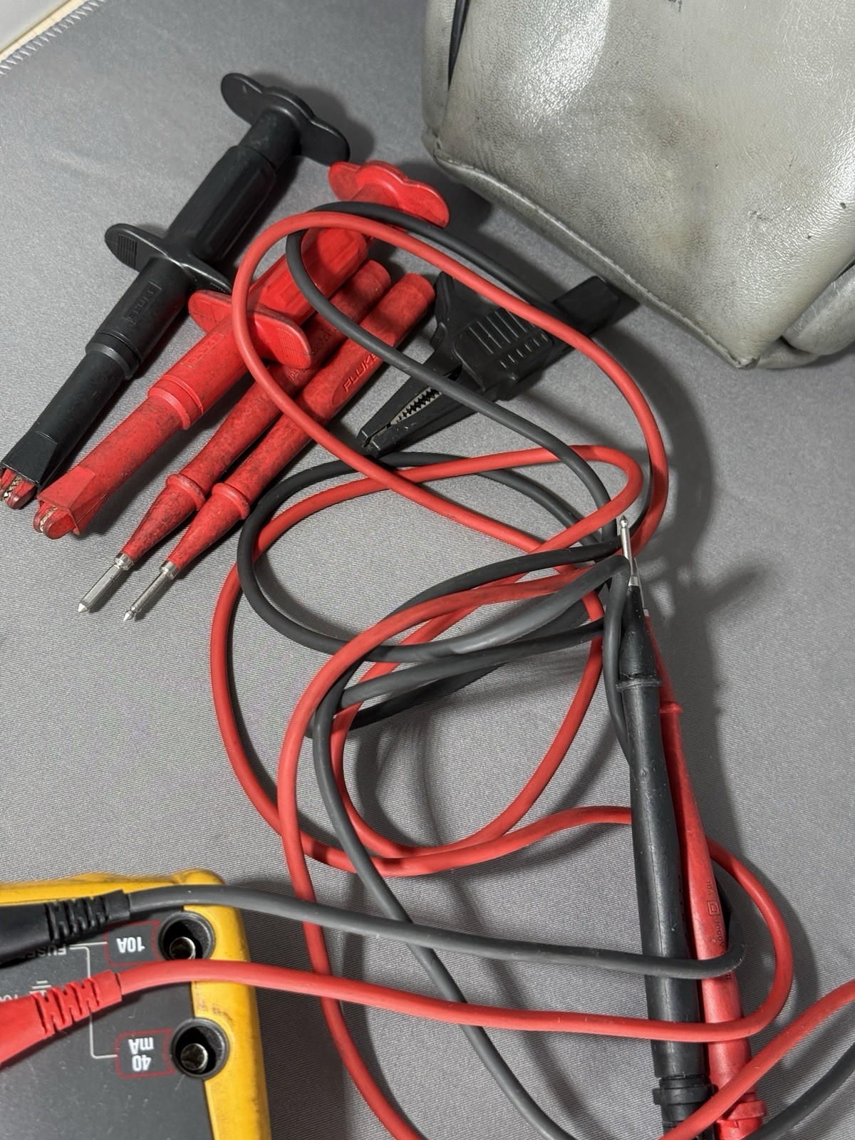 Fluke 26 III True RMS Digital Handheld Multimeter, Test Leads, 1000V, CAT III