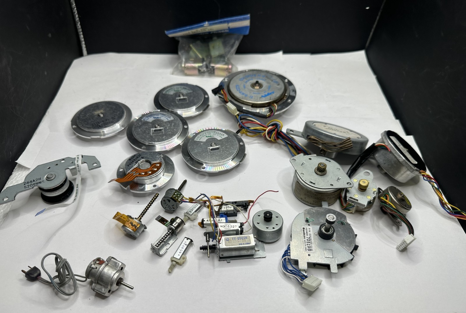 LOT OF 28 VINTAGE ELECTRIC MOTORS, VARIOUS SIZES – HOBBY ROBOTIC PROJECT PCS