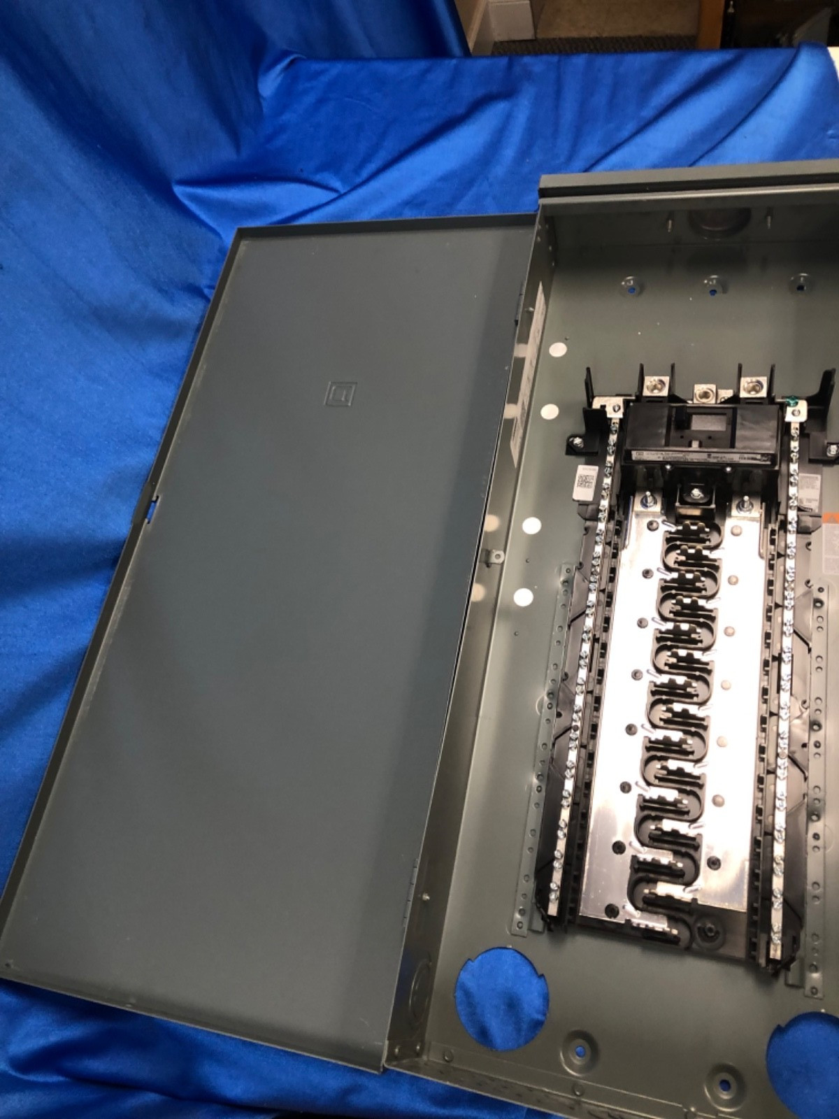 Square D HOM3060M200PC 200A 30 Space 60 Circuit Indoor Load Center Parts Only