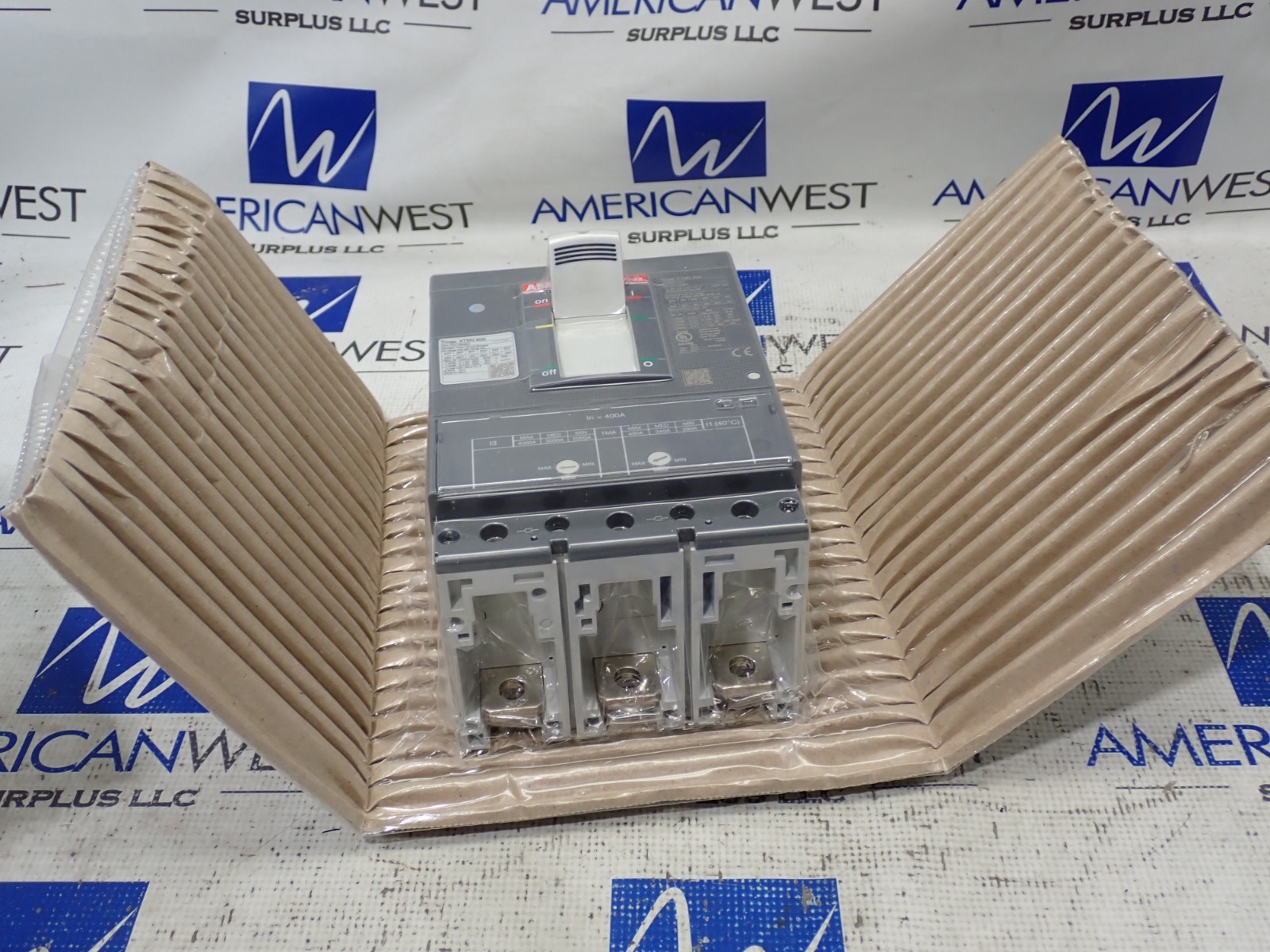 NEW ABB XT5NU340ABFF000XXX SACE TMAX XT5 N 400 3P 600V Circuit Breaker 35kA@480