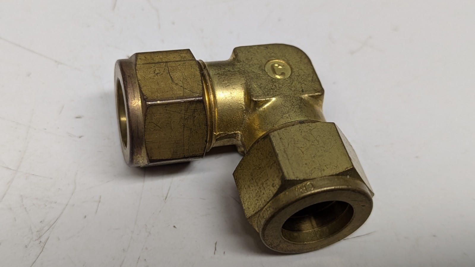 NOS Swagelok 5/8″ Brass 90° Elbow Union Fitting, B-1010-9