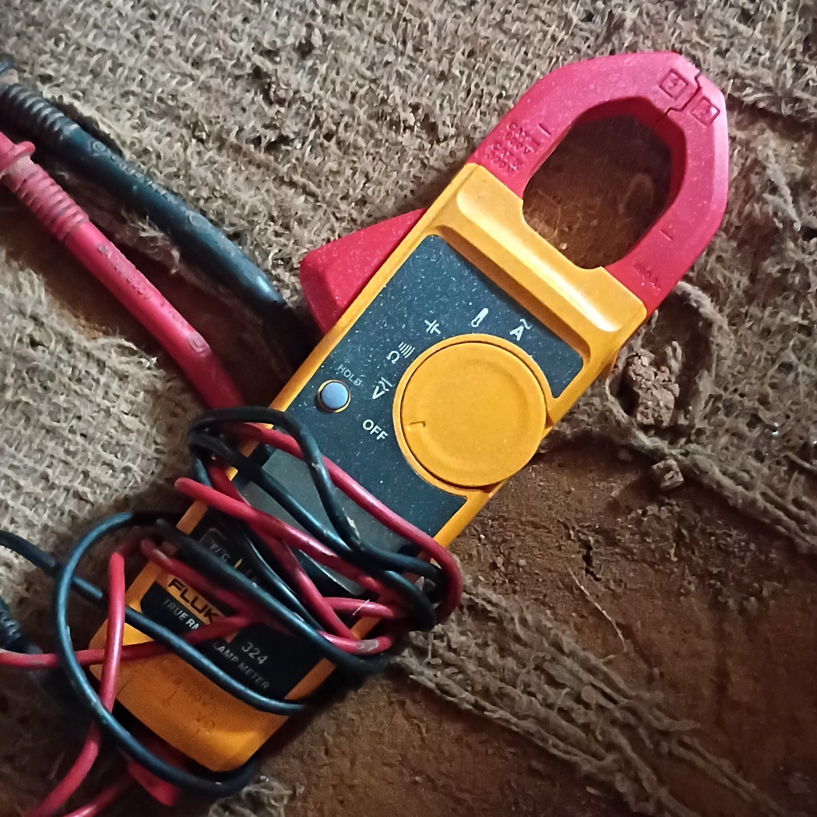 Fluke 324 True RMS Clamp Meter CAT III 600V, AC/DC V, Ohms, 4000 Count