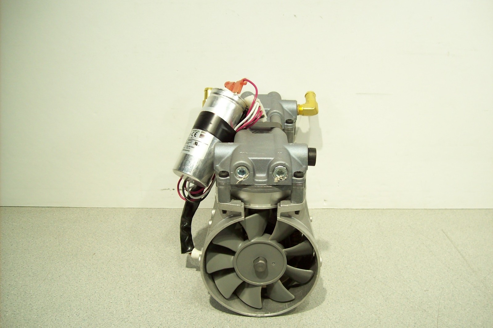 Rietschle Thomas 2505CE Oilless Vacuum Air Pump 20-27 In Hg 30-50 Psi
