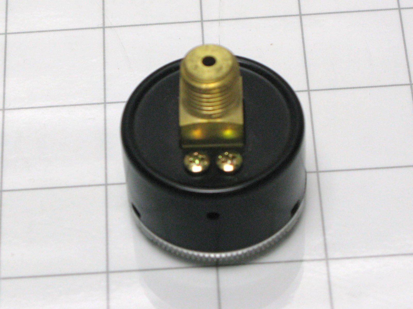 SMC 150 psi gauge with max/min pointers 1/4 NPT mount 1 MPa 1 5/8″ diameter