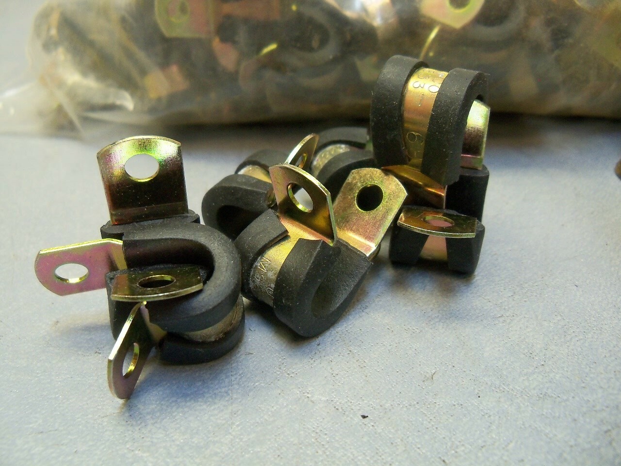 Loop Cushioned Clamp 3/16″ rubber UMPCO MS21333-68 MIL Spec Lot of 82
