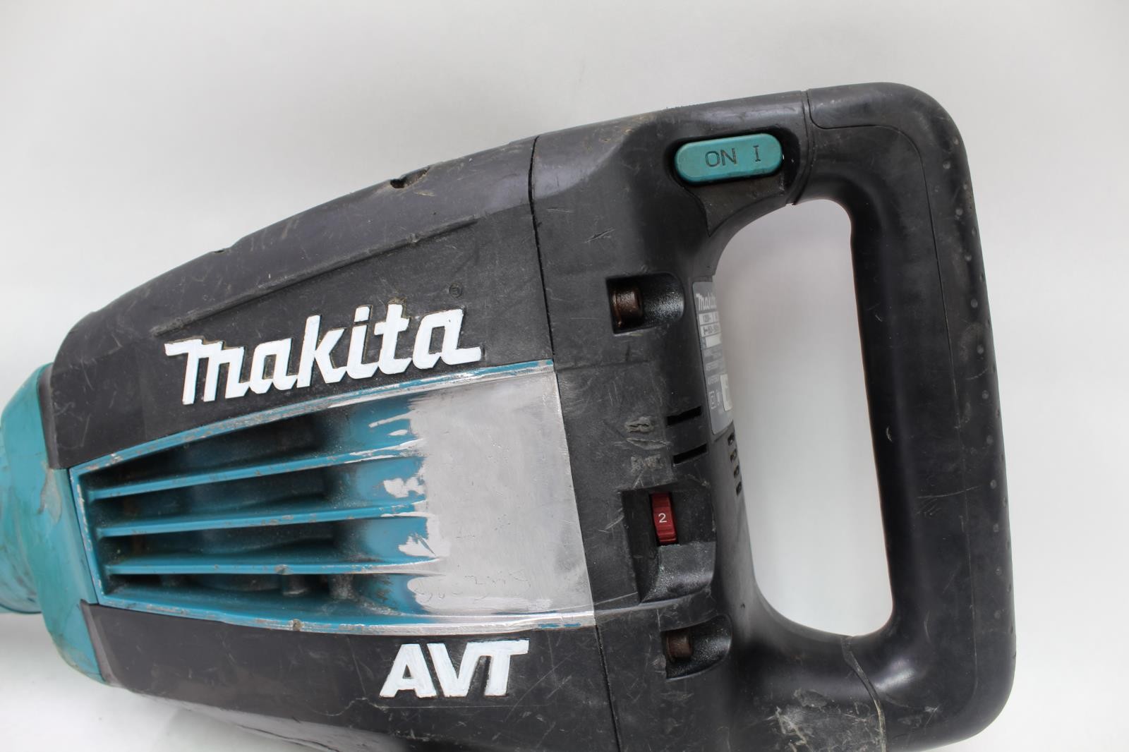 Makita HM1214C 14 Amp Corded Electric 27 lb. AVT Demolition Hammer