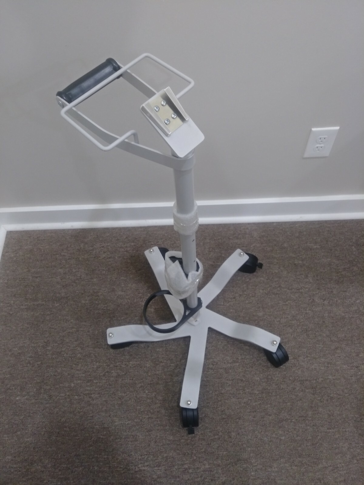 Vyaire Carefusion Pulmonetics Systems LTV Series Rolling Floor Stand Brand New