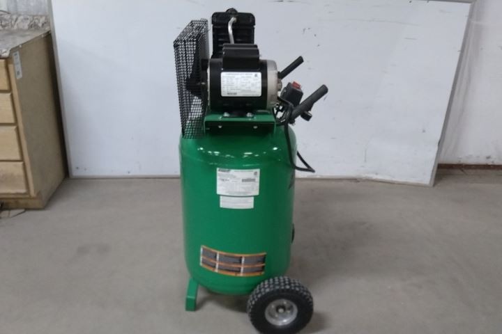 Speedaire 48UY04 2 Output HP 120VAC; 240VAC 30 Gal Tank Portable Air Compressor