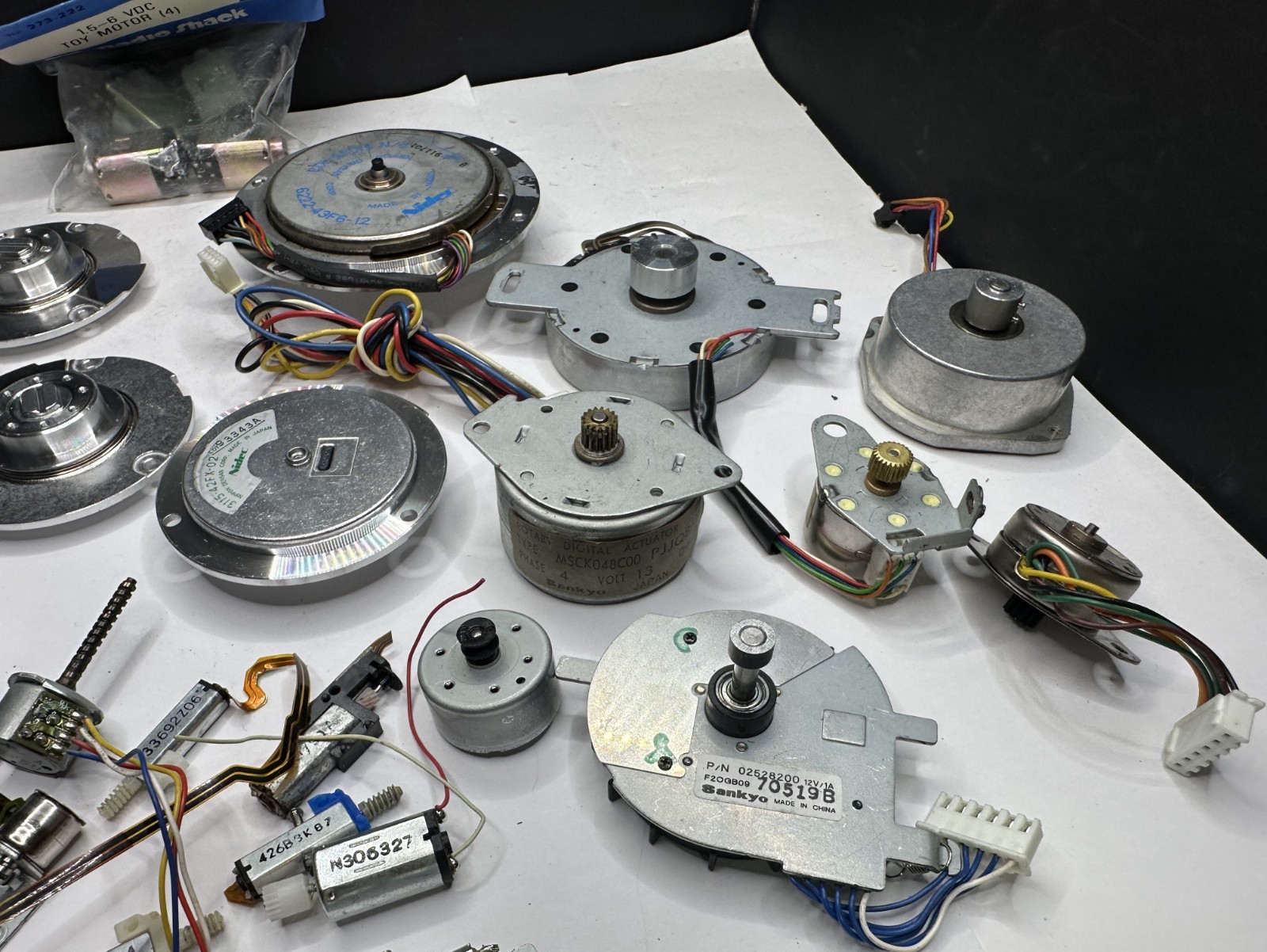 LOT OF 28 VINTAGE ELECTRIC MOTORS, VARIOUS SIZES – HOBBY ROBOTIC PROJECT PCS