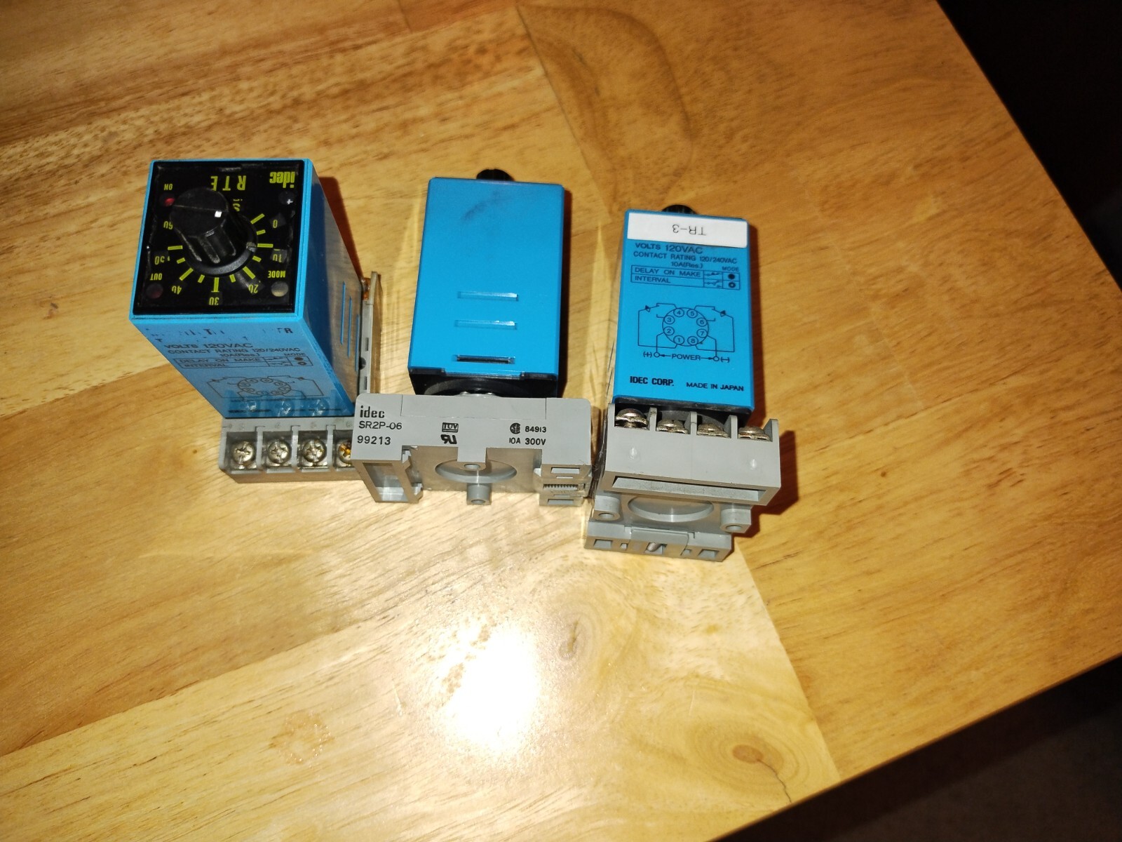 IDEC RTE-P11 Electronic Timer & SR2P-06 Base Unit Used 120 AC – 120/240 Contact