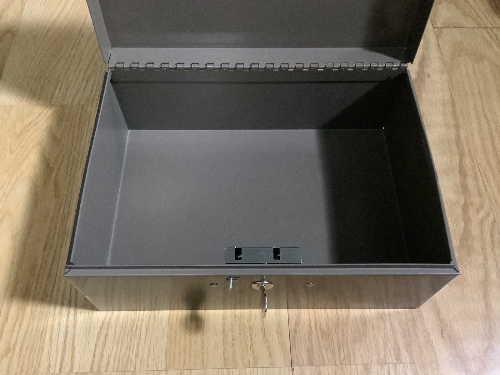 Vintage Huntlit-Ning File Box Tan Black Heavyweight Steel 10 x 7 x 4.5 in w Key