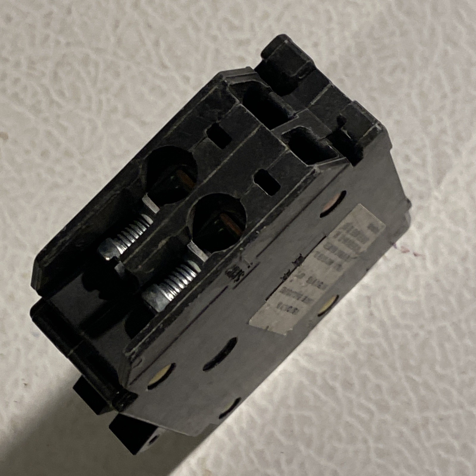 Eaton BR2020 20A 120V Tandem Breaker – Twin Single Pole No Rejection Clip Black