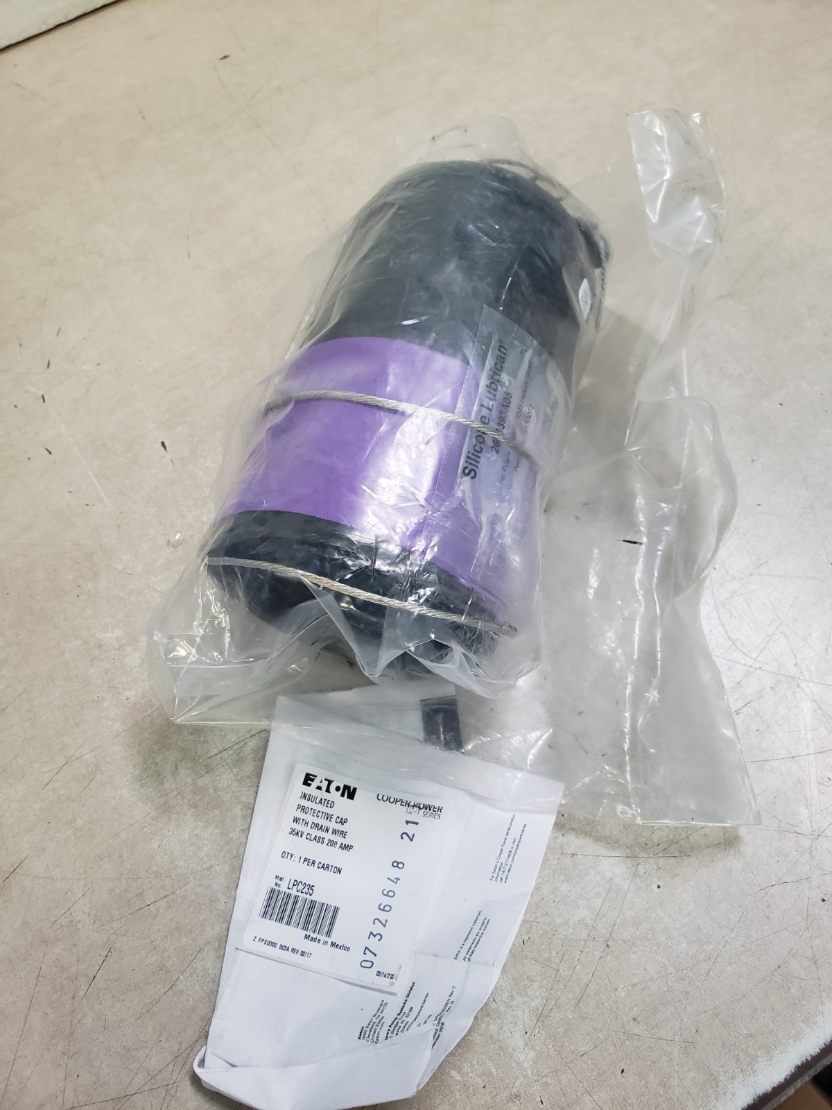 Eaton LPC235: Insulated Protective Cap With Drain Wire 35kV 200 Amp