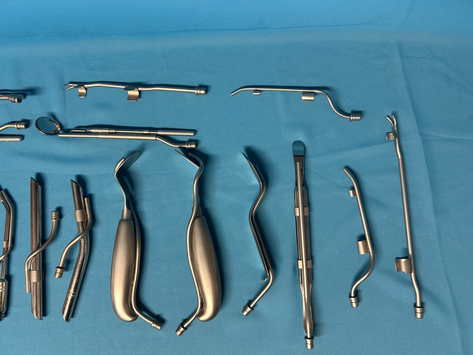 FO light source, 8 endo clamps, 2 FO bundles, 18 FO attachments, 14 instruments
