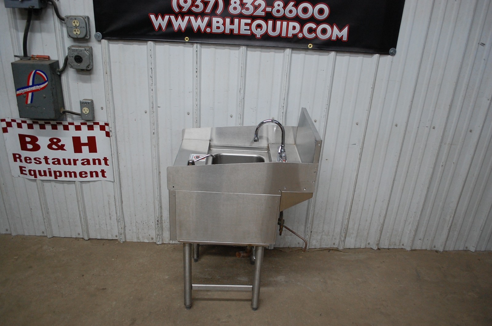 Perlick TSD18HST 18″ Stainless Steel Underbar Hand Sink w/ Paper Towel Dispenser