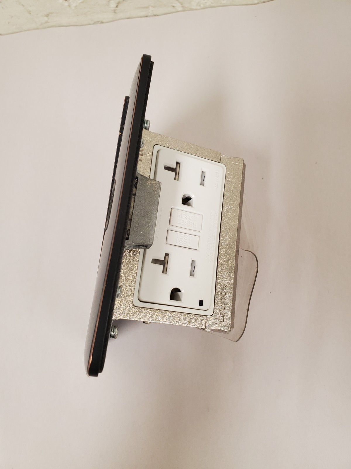 *READ DESC* Leviton Pop-Up Floor Box w/ 3.6 Amp USB Charger 15 Amp Outlet Bronze