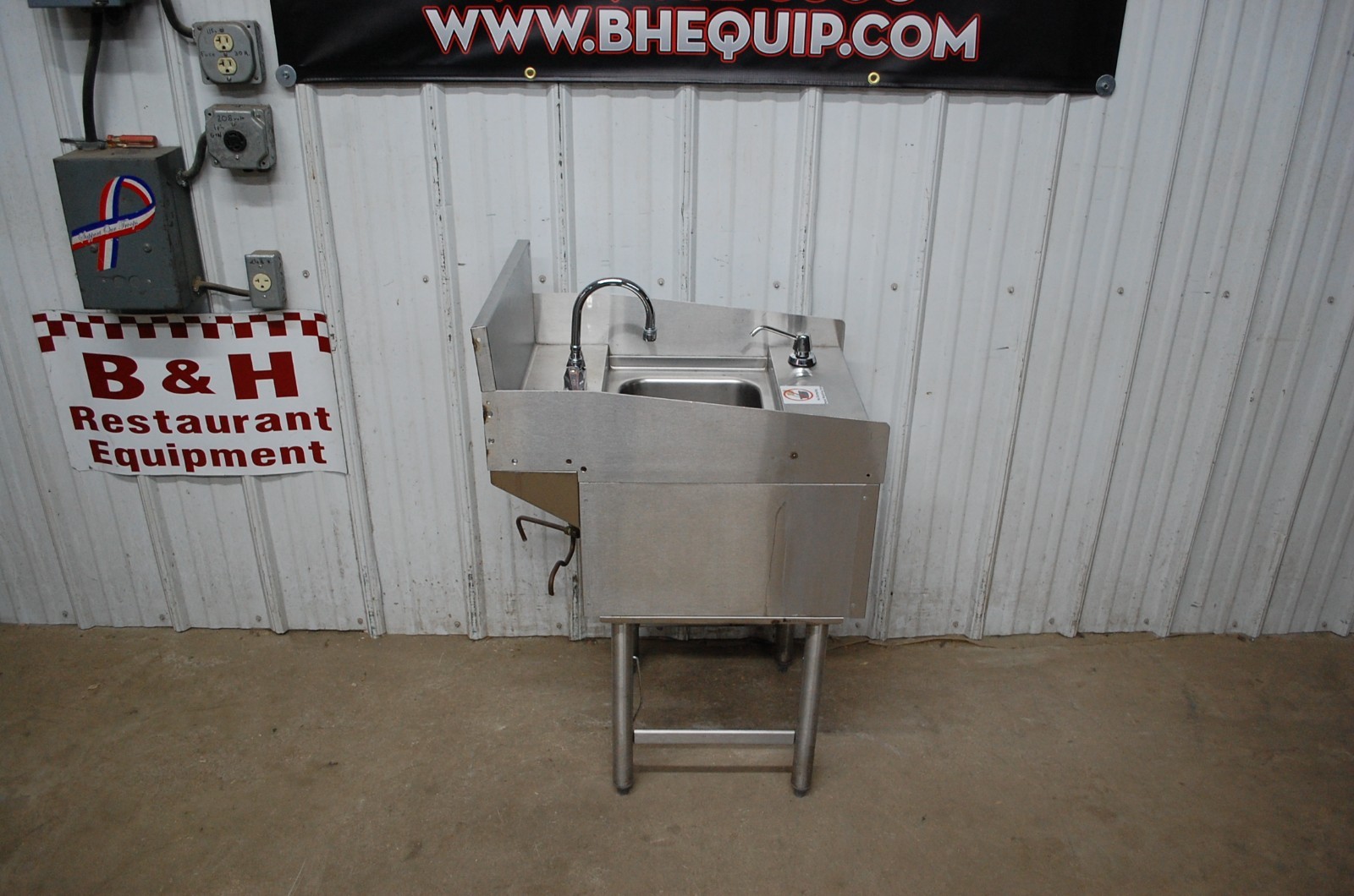 Perlick TSD18HST 18″ Stainless Steel Underbar Hand Sink w/ Paper Towel Dispenser