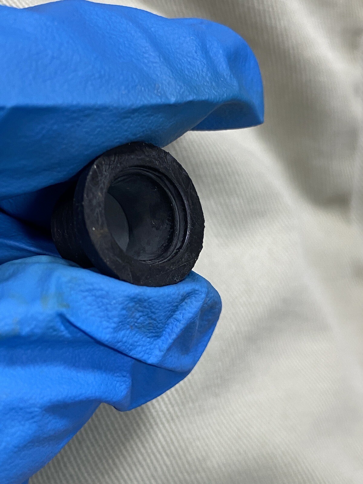 Plastic/rubber plug
