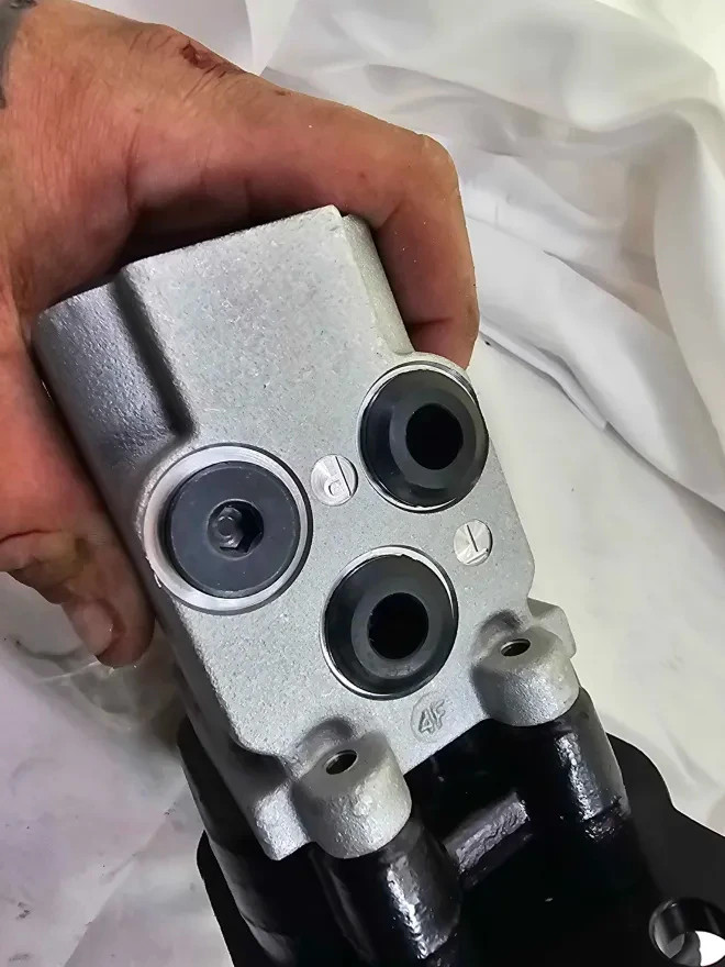 Hydraulic Pilot Contorl Valve for Kobelco 27SR 50SR 50SR-5 SK55SRX PX30V00082F2