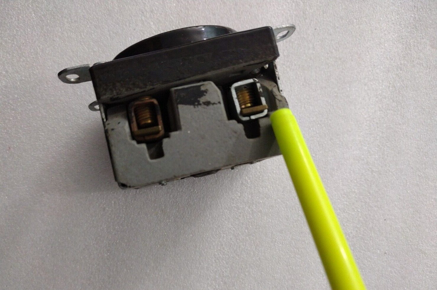 HUBBELL RECEPTACLE 60A 125/250V 3Pole 4 Wire PORCELAIN