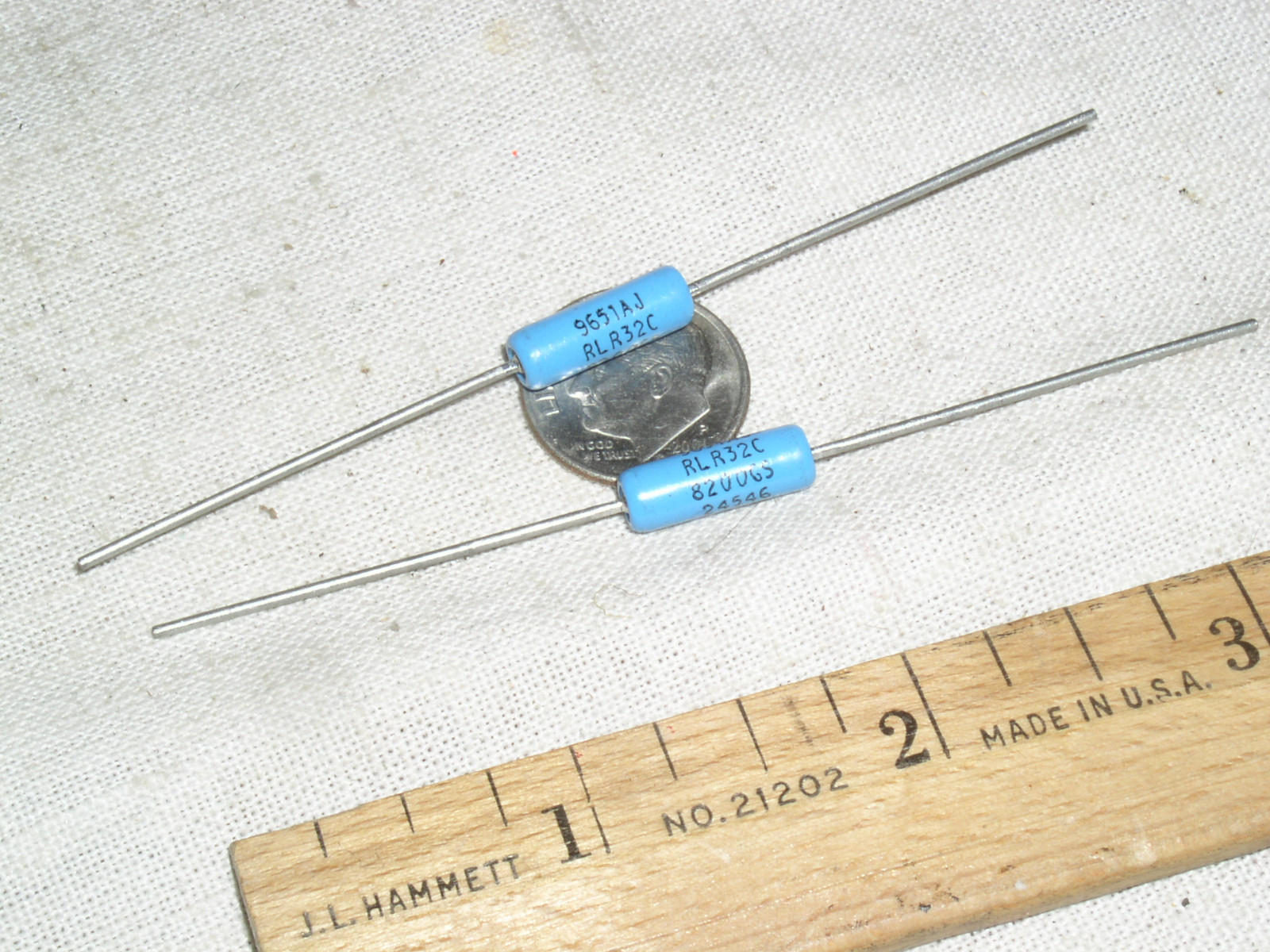 2 NOS BRAND NEW DALE RLR32C RLR32C8200GS MIL MILITARY RESISTOR 820 OHM MF 1W 2%