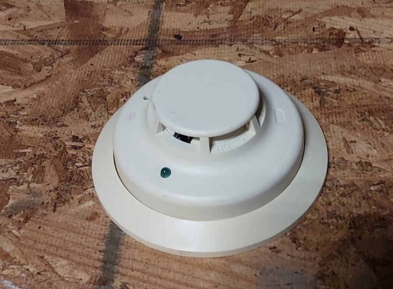 System Sensor 2WT-B I3 Series Smoke Detector 2-Wire Plug-In Photo 12/24V