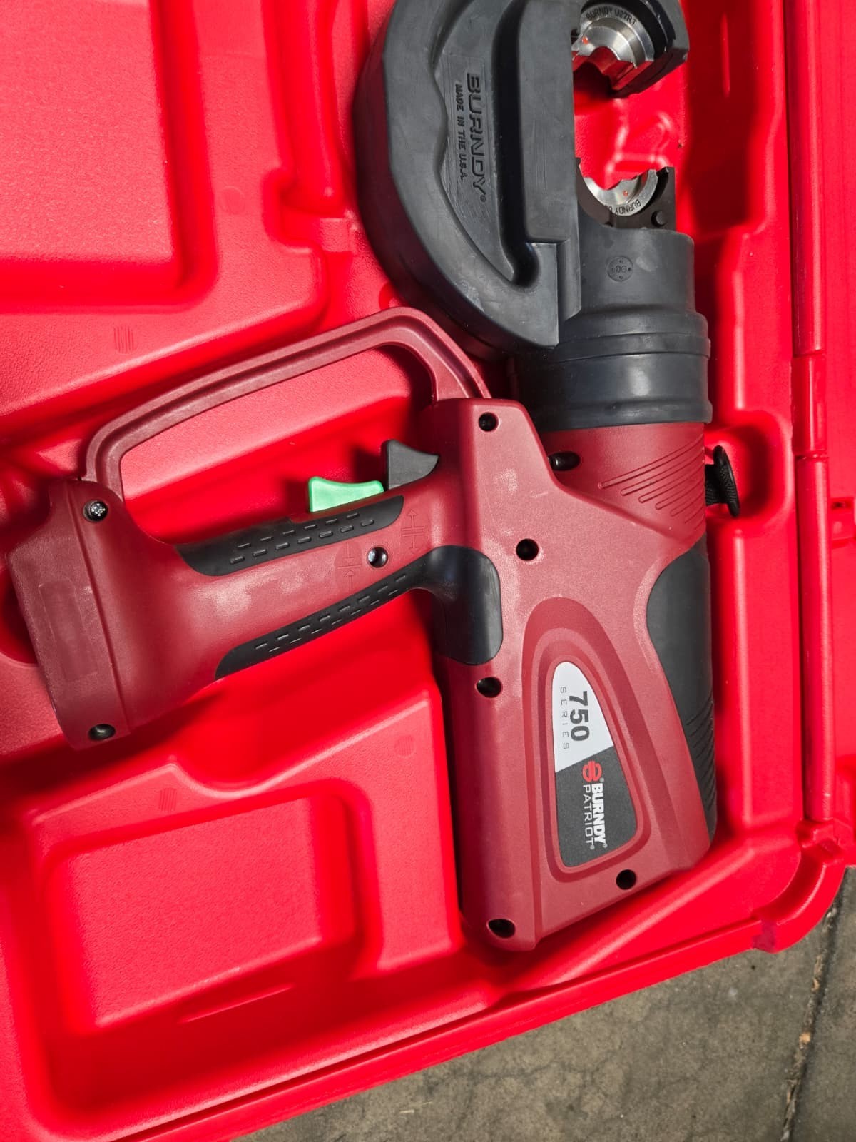 Burndy PAT750-Li 12-Ton C-head Crimper 18V, Hard Case and Makita Charger